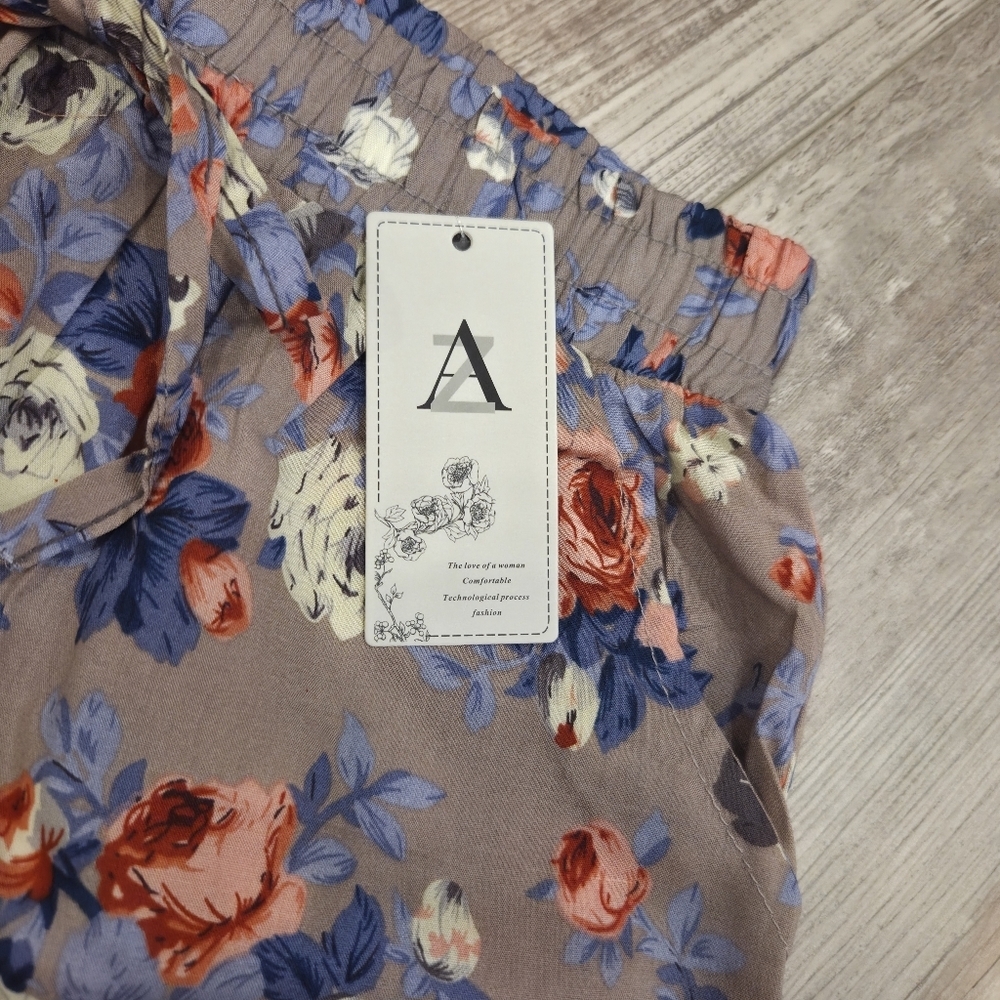 AZ Floral Print Shorts with Lace Trim - Picture 2 of 4